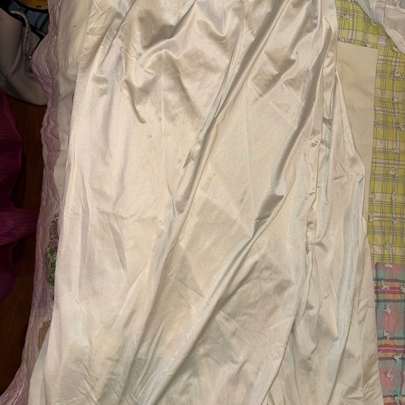 Vanity Fair Cream Satin Slip - Picture 3 of 5
